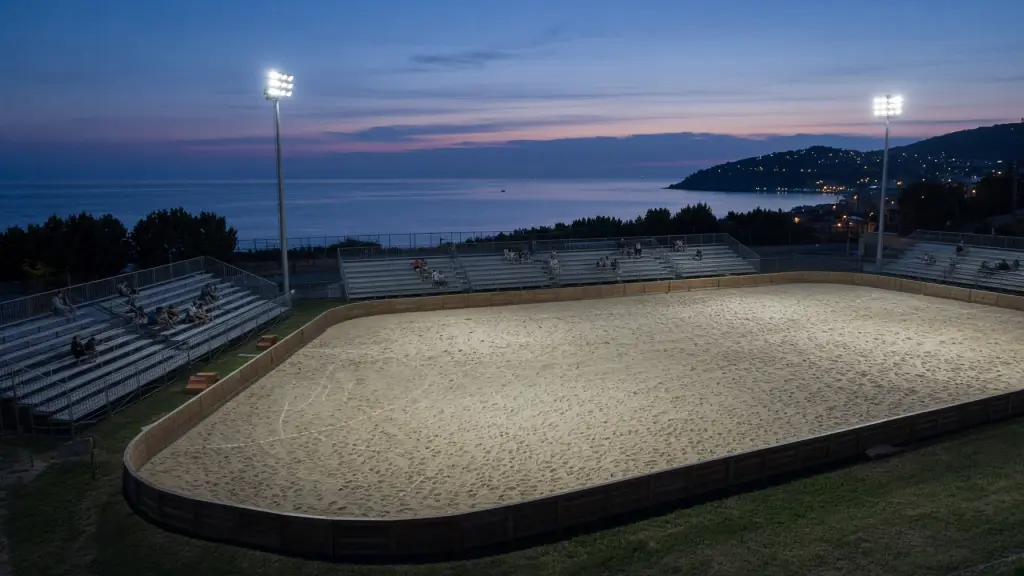Un'arena di polo temporanea montata sul campo di uno stadio vicino al mare
